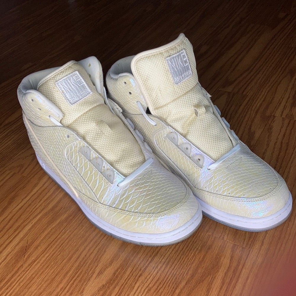 Nike Sail/ Metallic Gold